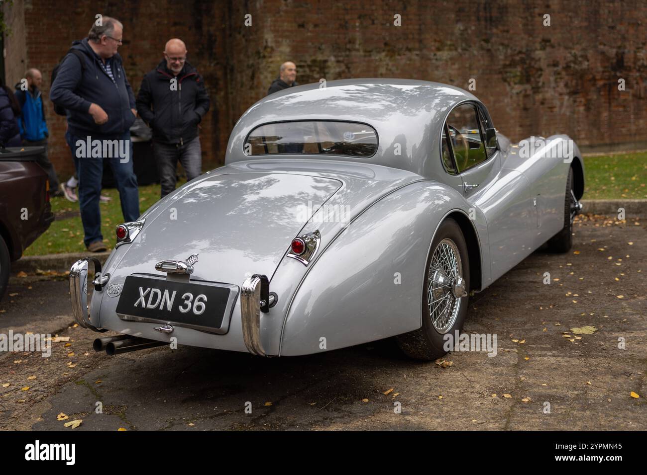 1951 Jaguar XK120 Fixed Head Coupé, ausgestellt auf der Bicester Heritage Scramble am 6. Oktober 2024. Stockfoto