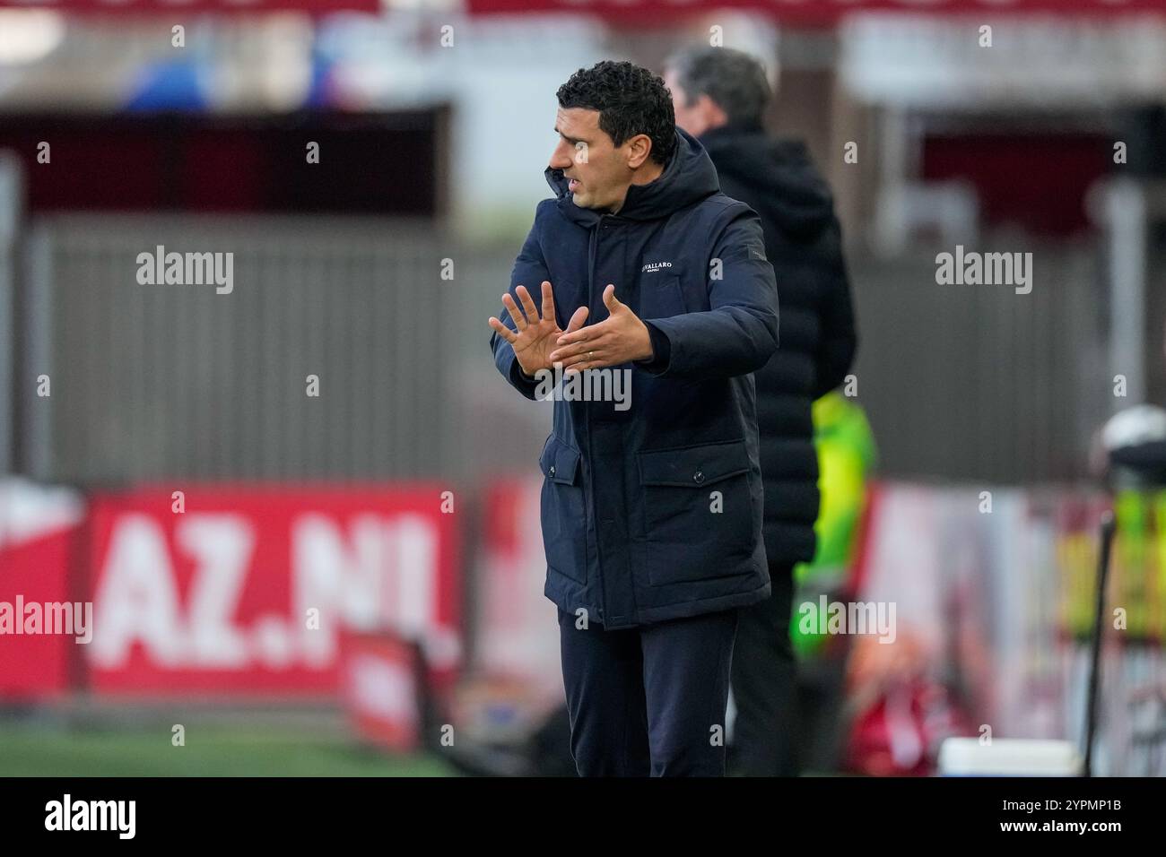 Alkmaar, Niederlande. Dezember 2024. ALKMAAR, NIEDERLANDE - 1. DEZEMBER: Cheftrainer Maarten Martens von AZ spricht während eines niederländischen Eredivisie-Spiels zwischen AZ und Heracles Almelo im AFAS-Stadion am 1. Dezember 2024 in Alkmaar, Niederlande. (Foto von Ed van de Pol/Orange Pictures) Credit: Orange Pics BV/Alamy Live News Stockfoto