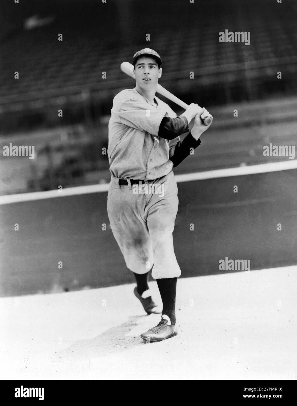 Ein junger New Yorker Yankee Joe DiMaggio, der einen Baseball schlägt, um 1930 Stockfoto