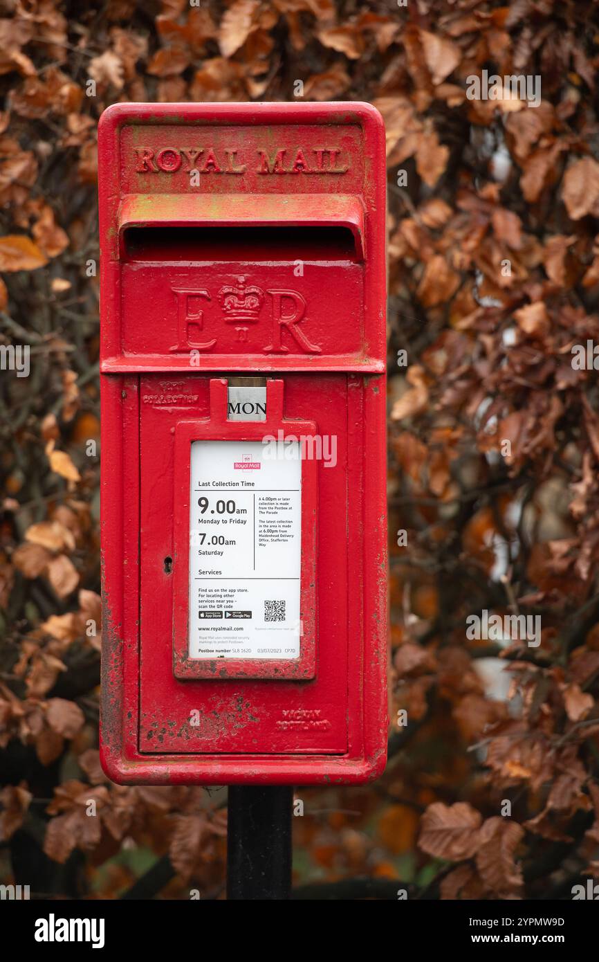 Bourne End, Großbritannien. 30. November 2024. Ein Briefkasten der Royal Mail in Bourne End, Buckinghamshire. Der 18. Dezember ist das letzte Datum der Weihnachtspost für Post der zweiten Klasse. Kredit: Maureen McLean/Alamy Stockfoto
