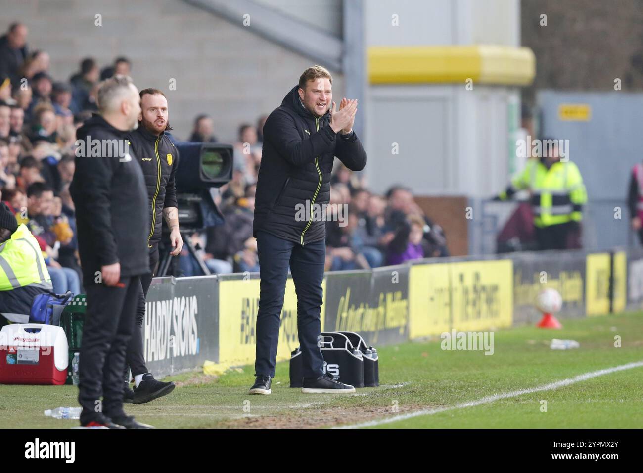 Burton Upon Trent, Großbritannien, 1. Dezember 2024. Tom Hounsell, Cheftrainer von Burton Albion während des Spiels zwischen Burton Albion und Tamworth. FA Cup zweite Runde (Gustavo Pantano/Alamy Live News) Stockfoto