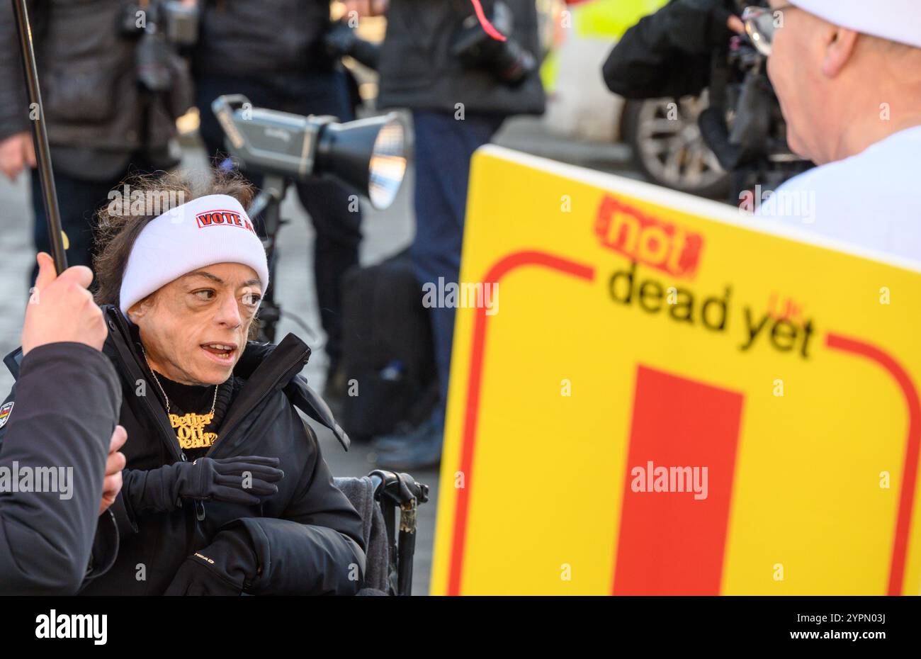 Liz Carr - Schauspielerin und Aktivistin für Behindertenrechte - bei einem Protest in Westminster gegen Kim Leadbeater Abgeordnete Assisted Dying Private Members Bill, 29t Stockfoto