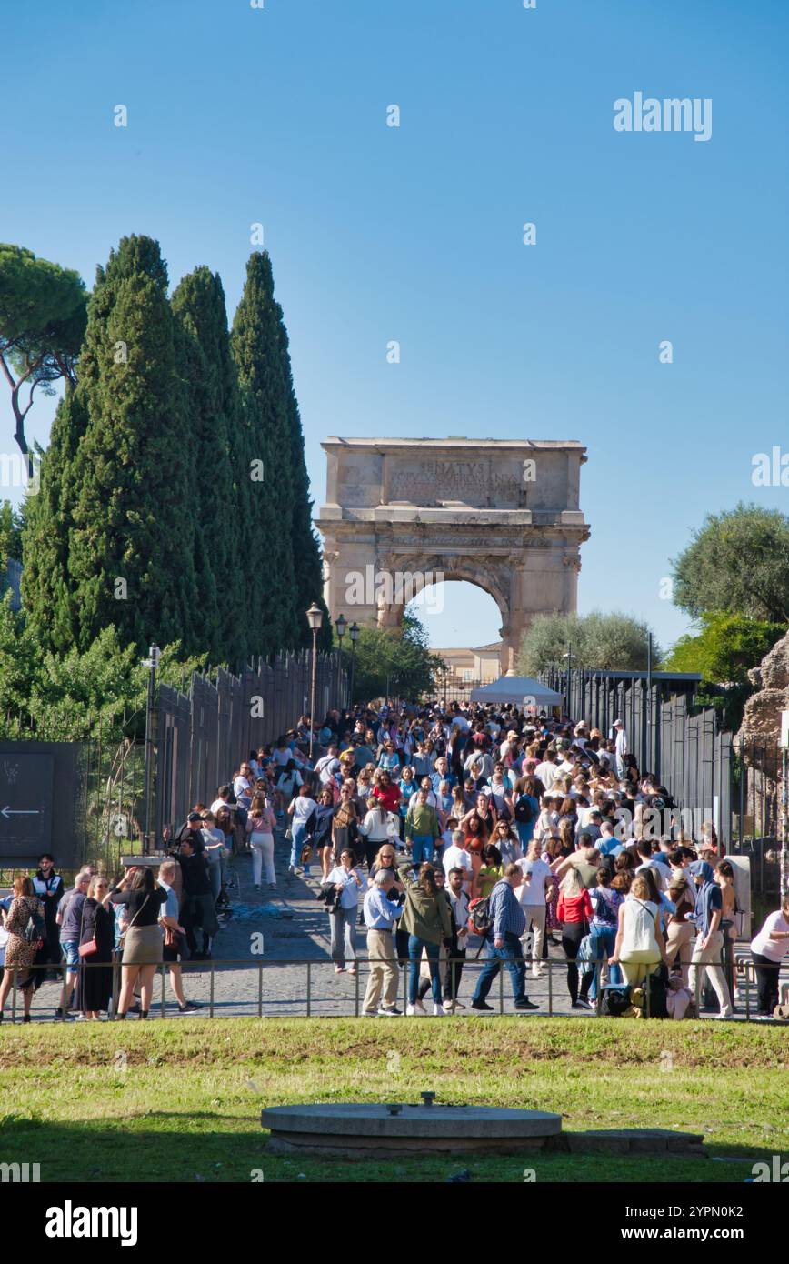 Rom, Italien - 1. November 2024: Eine Menge Touristen besucht die monumentale Stadt Rom, Italien. Stockfoto