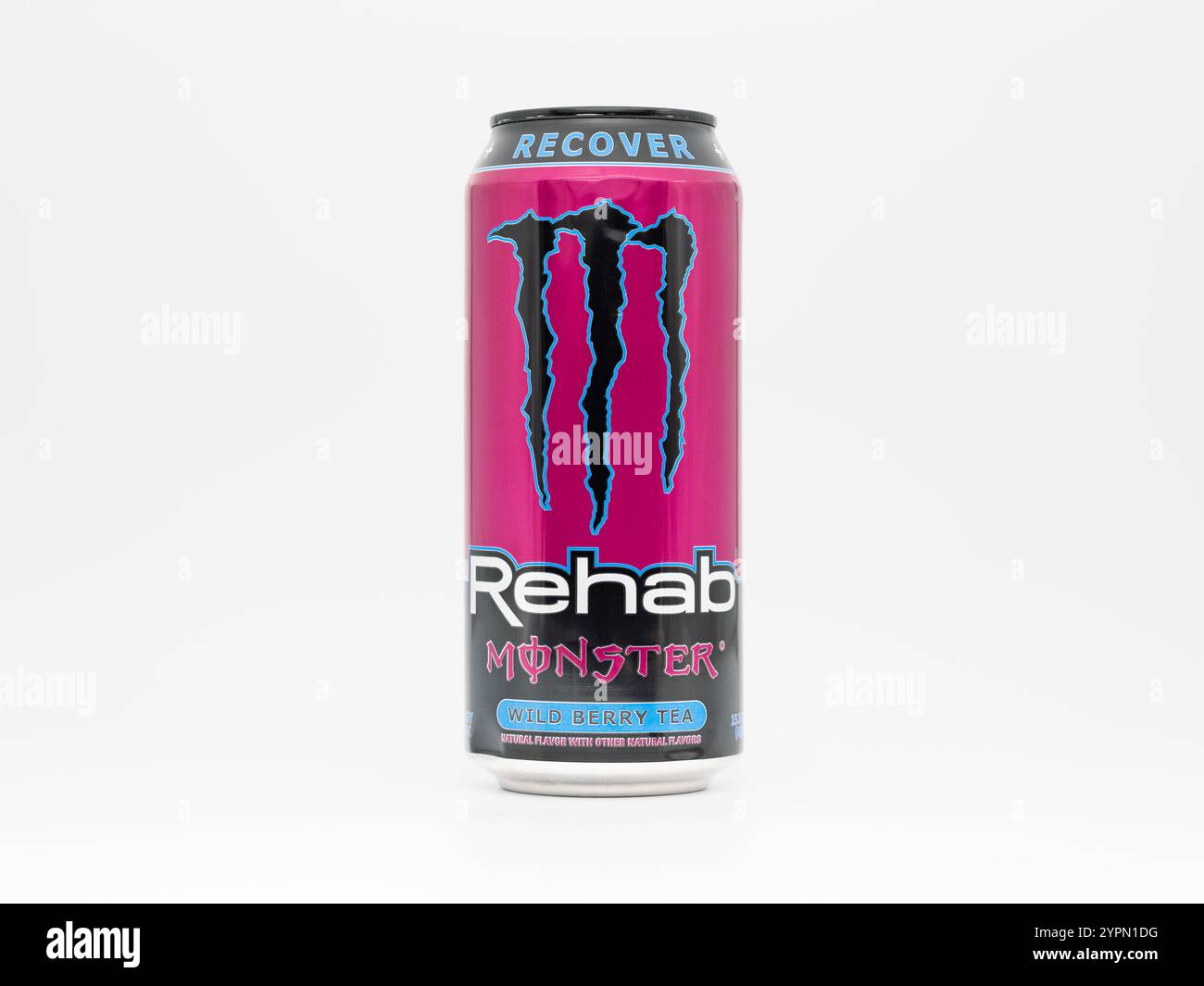 Monster Energy Rehab Wild Berry Tea Getränkedose. Der Geschmack schmeckt süß und das Getränk ist nicht kohlensäurehaltig. Das Design ist rosa mit Schwarz. Stockfoto