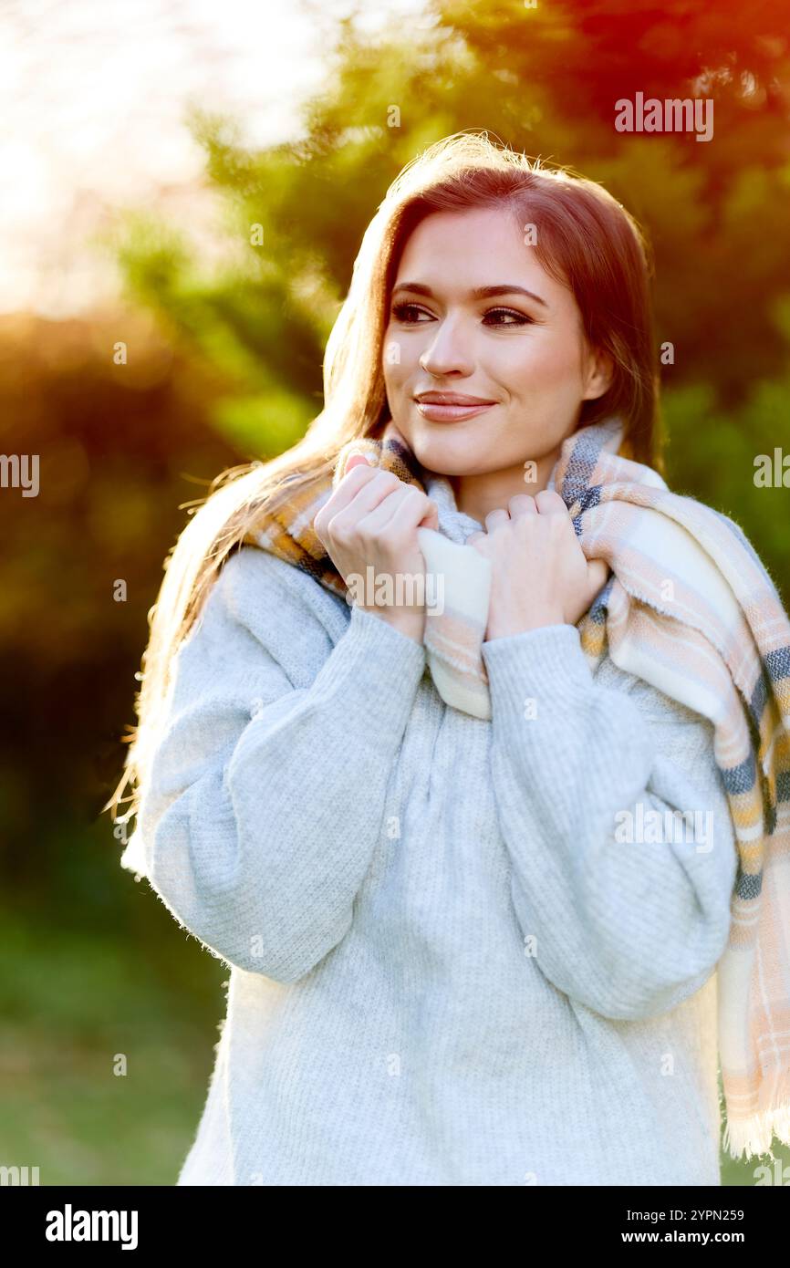 Attraktive Frau im freien Stockfoto