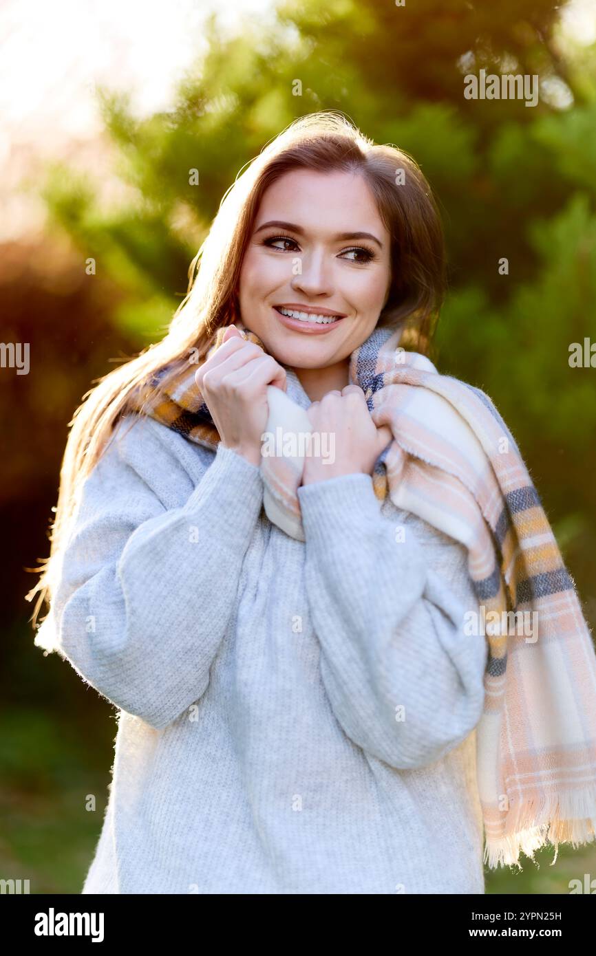 Attraktive Frau im freien Stockfoto