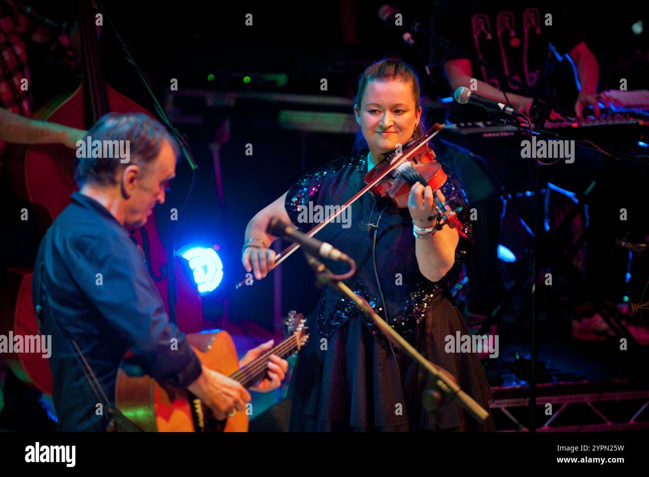 Die Folk-Band The Imagined Village wurde am 21. Mai 2012 im Rathaus von Birmingham veranstaltet. Marty Carthy (links) und Eliza Carthy (rechts). Stockfoto