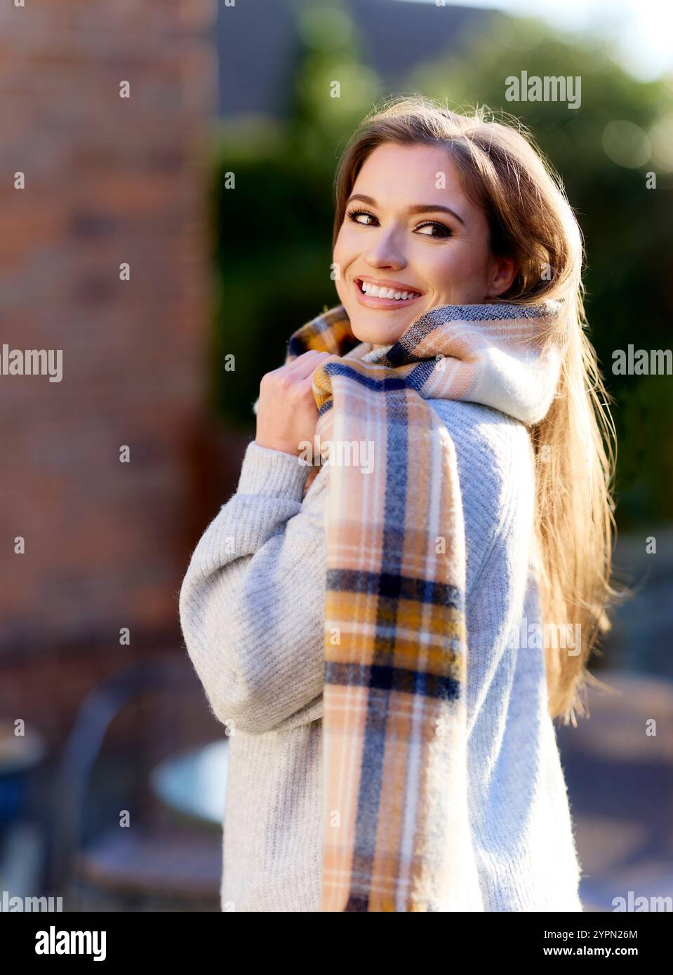 Attraktive Frau im freien Stockfoto
