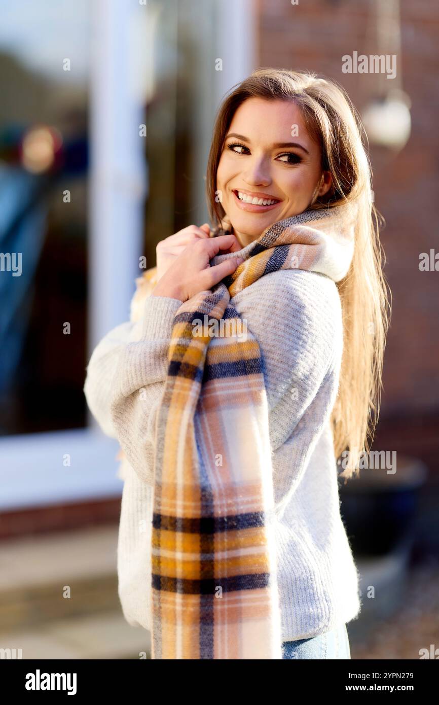 Attraktive Frau im freien Stockfoto