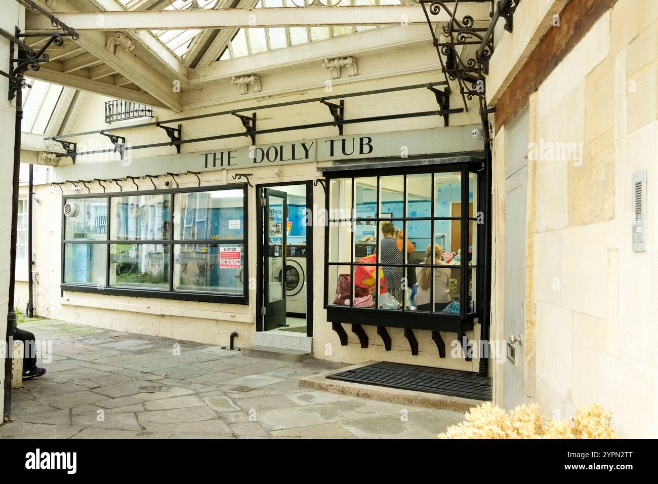 Der Dolly Tub Waschsalon, St James Place, Bath, Somerset ist seit fast 40 Jahren auf diesem Standort. Es ist 365 Tage im Jahr geöffnet. Stockfoto