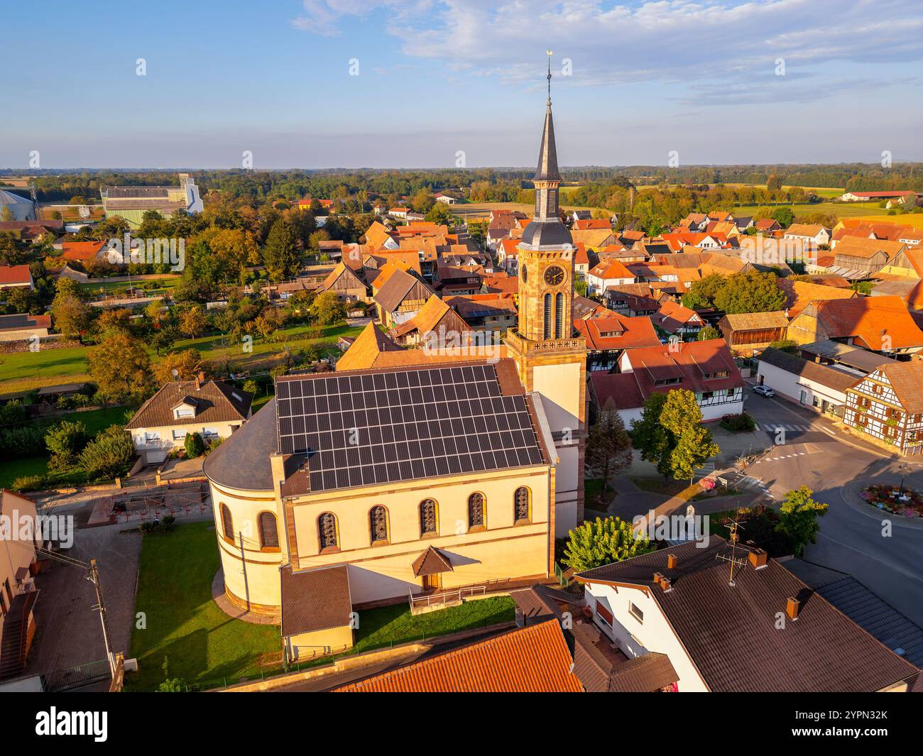 Luftaufnahme auf der Kirche mit Sonnenkollektoren auf dem Dach in Boofzheim Elsass Frankreich Stockfoto