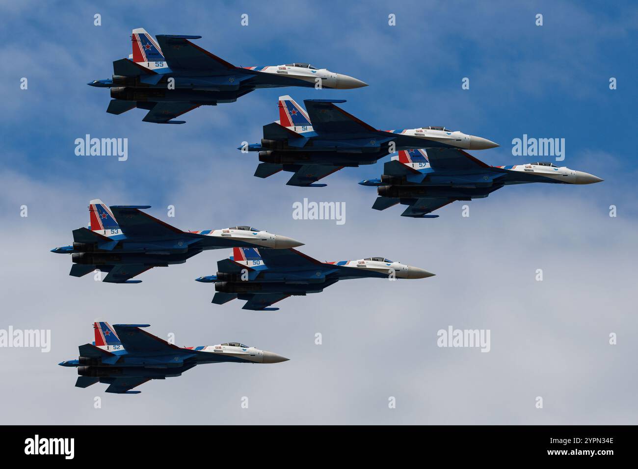 Das russische Luftwaffe-Demonstrationsteam der russischen Knights fliegt sechs Sukhoi Su-35S Luftverteidigungsjets bei der Airshow China in Zhuhai Stockfoto
