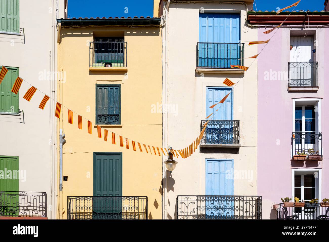 Farbenfrohe Türen und Fensterläden in den Fassaden der Altstadt von Collioure, Languedoc-Roussillion, Frankreich Stockfoto