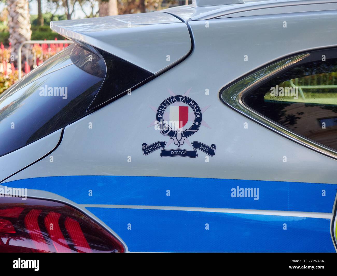 Maltas Polizeiemblem auf der Motorhaube Stockfoto