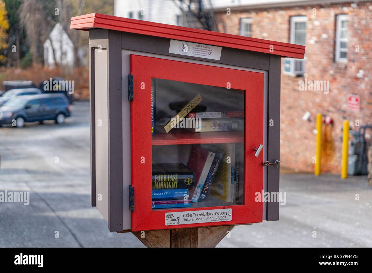 Andover, MA, USA-27. November 2024: Nahaufnahme der Little Free Library im öffentlichen Raum. Stockfoto