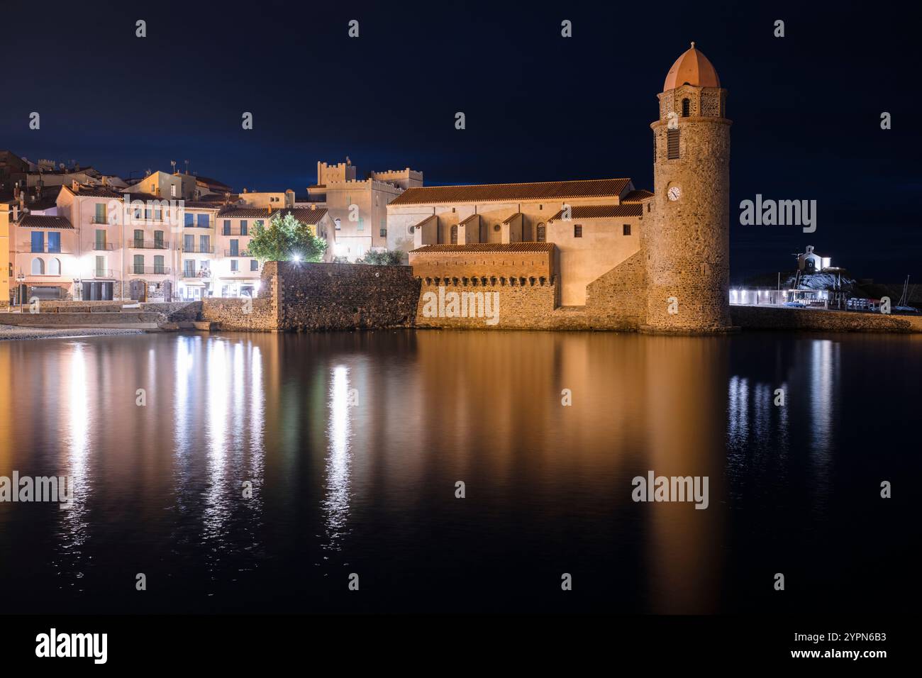 Die Kirche Notre-Dame-des-Anges und die beleuchtete Promenade im Hafen der Altstadt von Collioure bei Nacht, Cote Vermeille, Frankreich Stockfoto