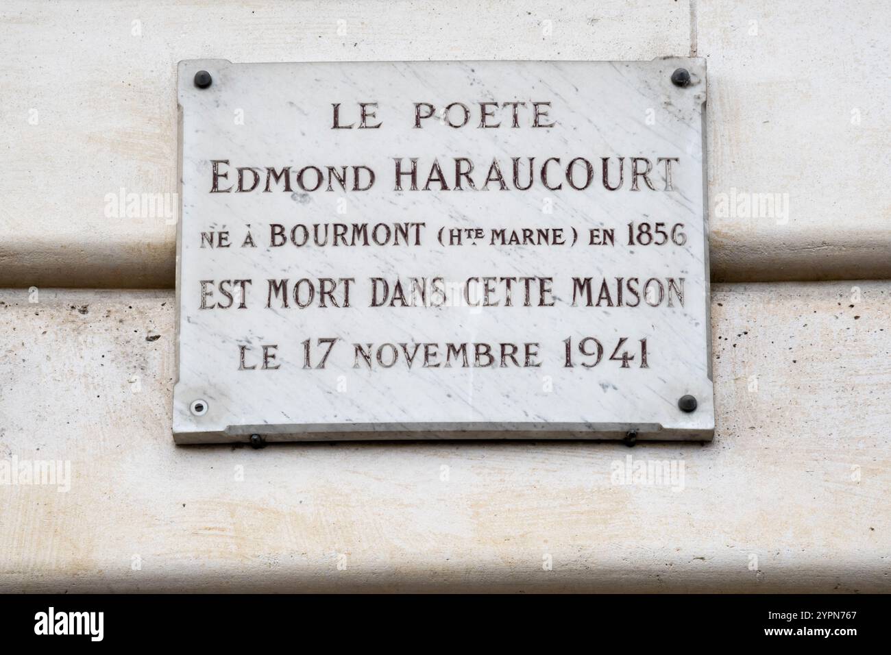 Eine Gedenktafel an dem Haus im Quai aux Fleurs auf der Île de la Cité, in dem der Dichter Edmond Haraucourt lebte und am 17. November 1941 starb. Stockfoto