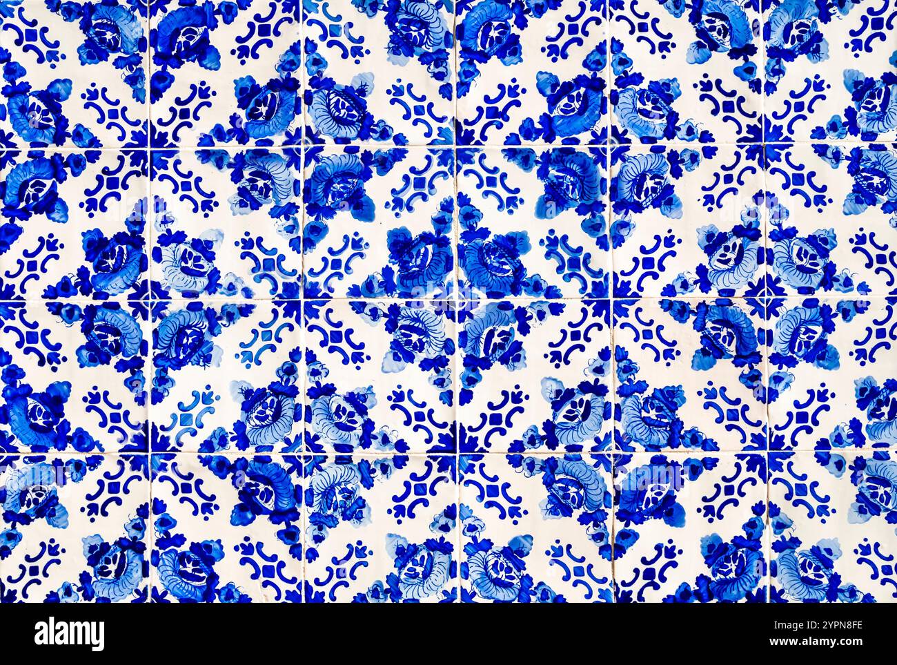Eindrucksvolle Fliesen in blau-weißer Blumenform, die die Fassaden der Häuser in Aveiro, Portugal, zieren Stockfoto