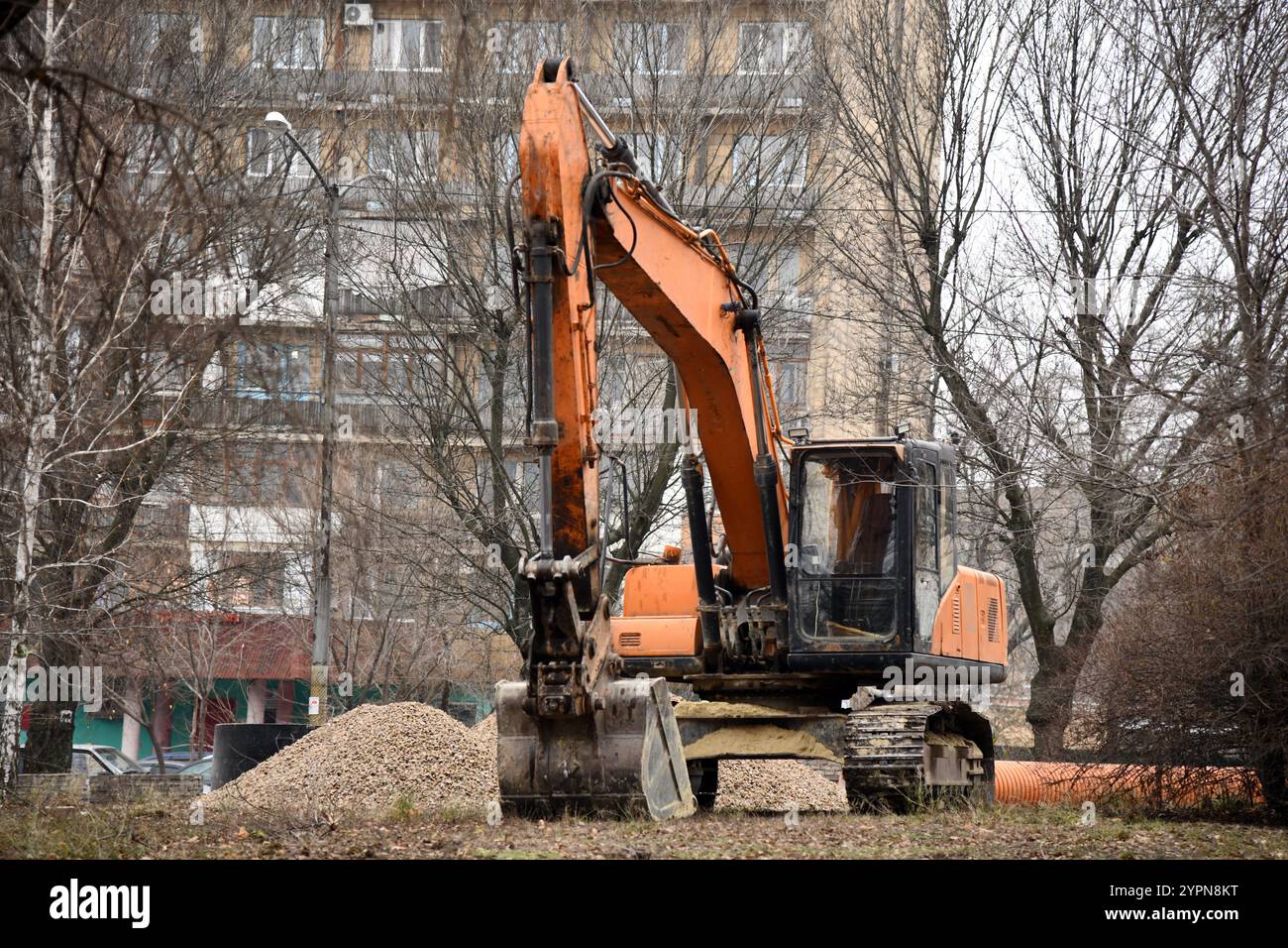 Bagger auf Erdarbeiten. Bagger auf der Baustelle bei Sonnenuntergang. Tagebau. Baggerlader Grabstätte im Steinbruch. Schwere Baumaschinen auf Exca Stockfoto