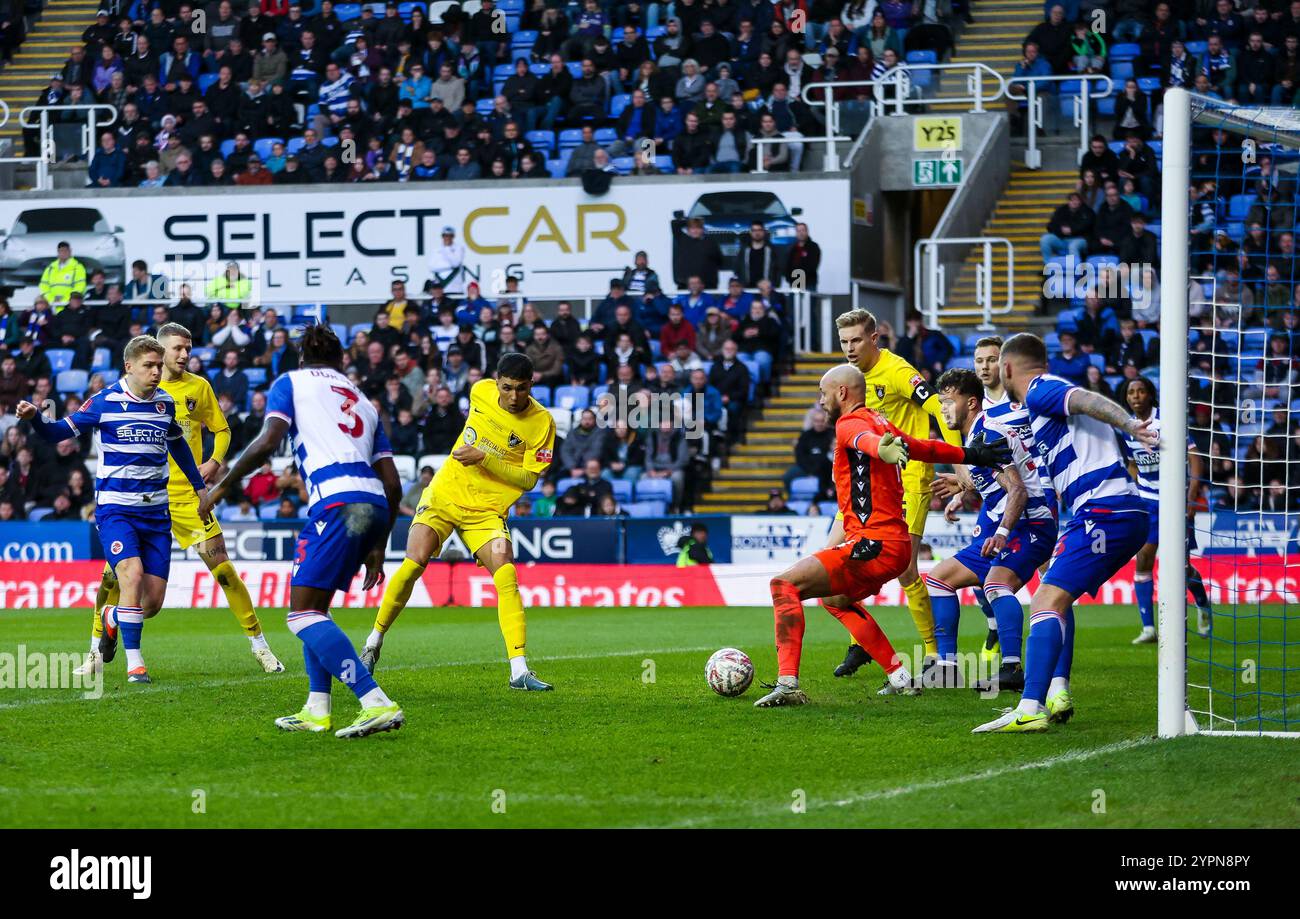 Kai Tonge von Harborough Town erzielt das dritte Tor des Spiels während des Spiels der zweiten Runde des Emirates FA Cup im Select Car Leasing Stadium in Reading. Bilddatum: Sonntag, 1. Dezember 2024. Stockfoto