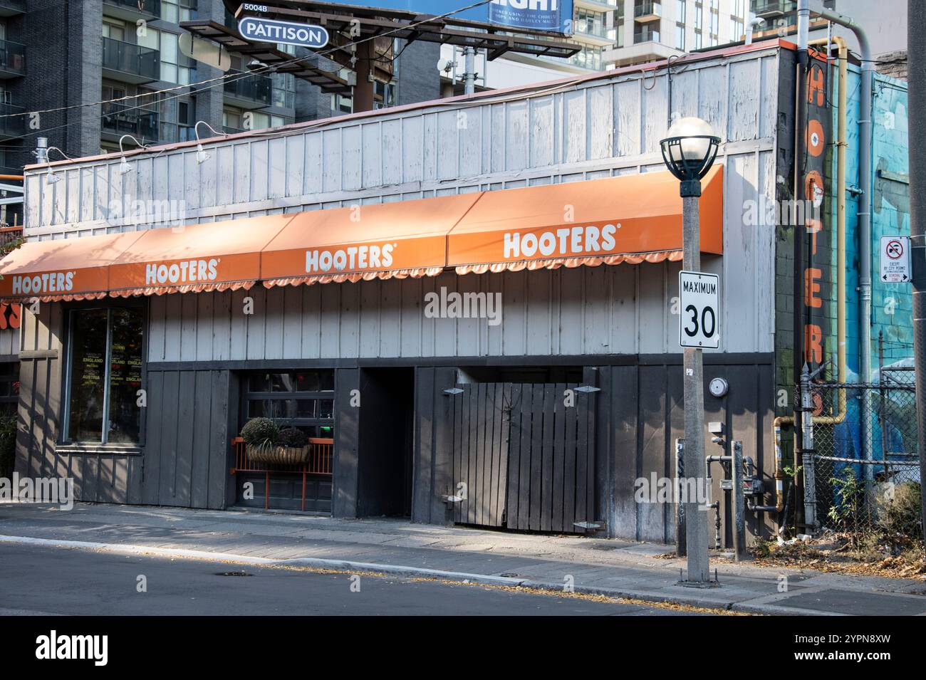 Hooters Bar & Grill Schild an der Adelaide Street West im Stadtzentrum von Toronto, Ontario, Kanada Stockfoto