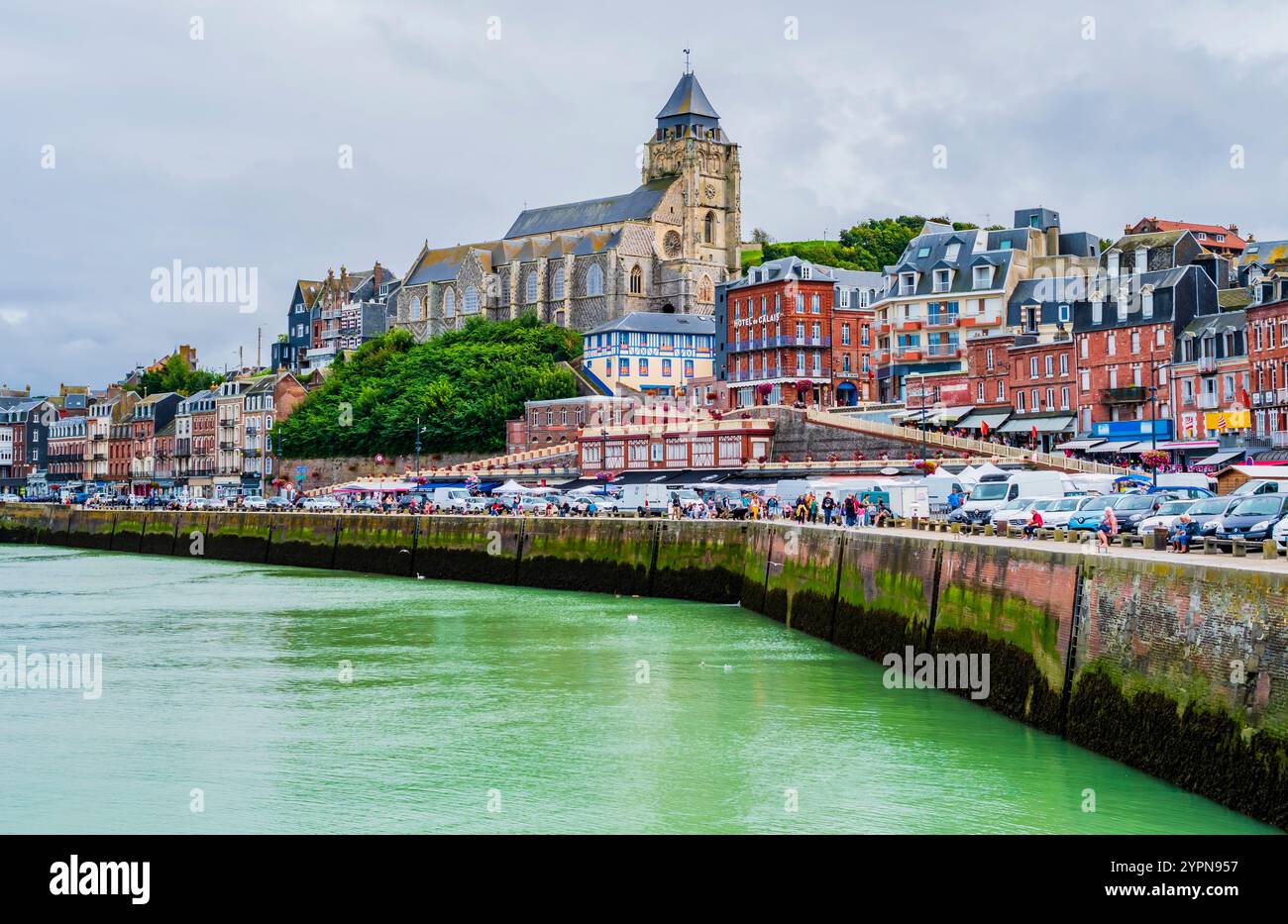 Beeindruckender Blick auf Le Treport bei Ebbe, ein traditionelles Fischerdorf mit farbenfrohen Häusern in der Normandie, Nordfrankreich Stockfoto