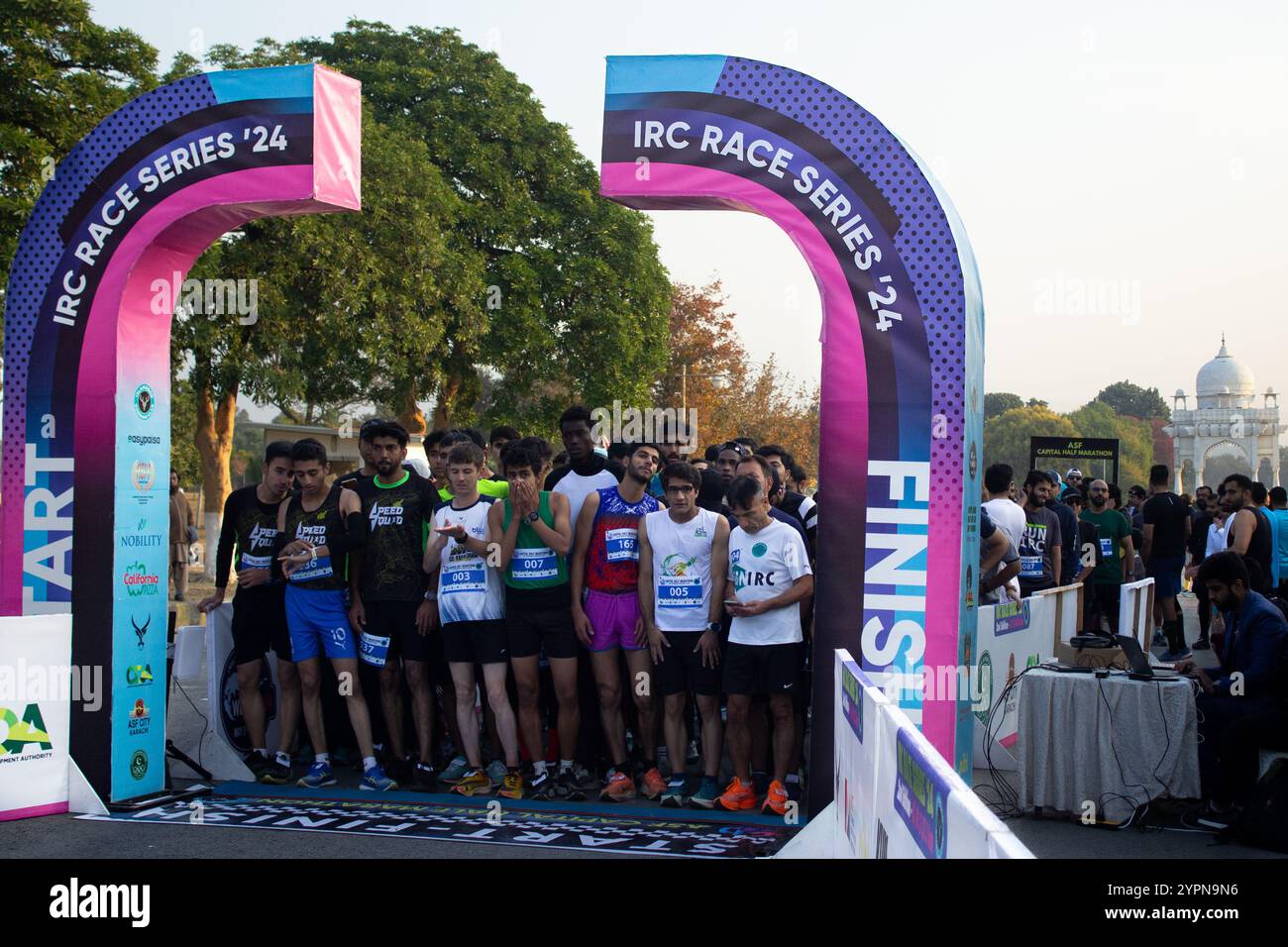 Die Läufer bereiten sich auf den Start des Islamabad Running Club Half Marathon Series, F9 Park vor Stockfoto