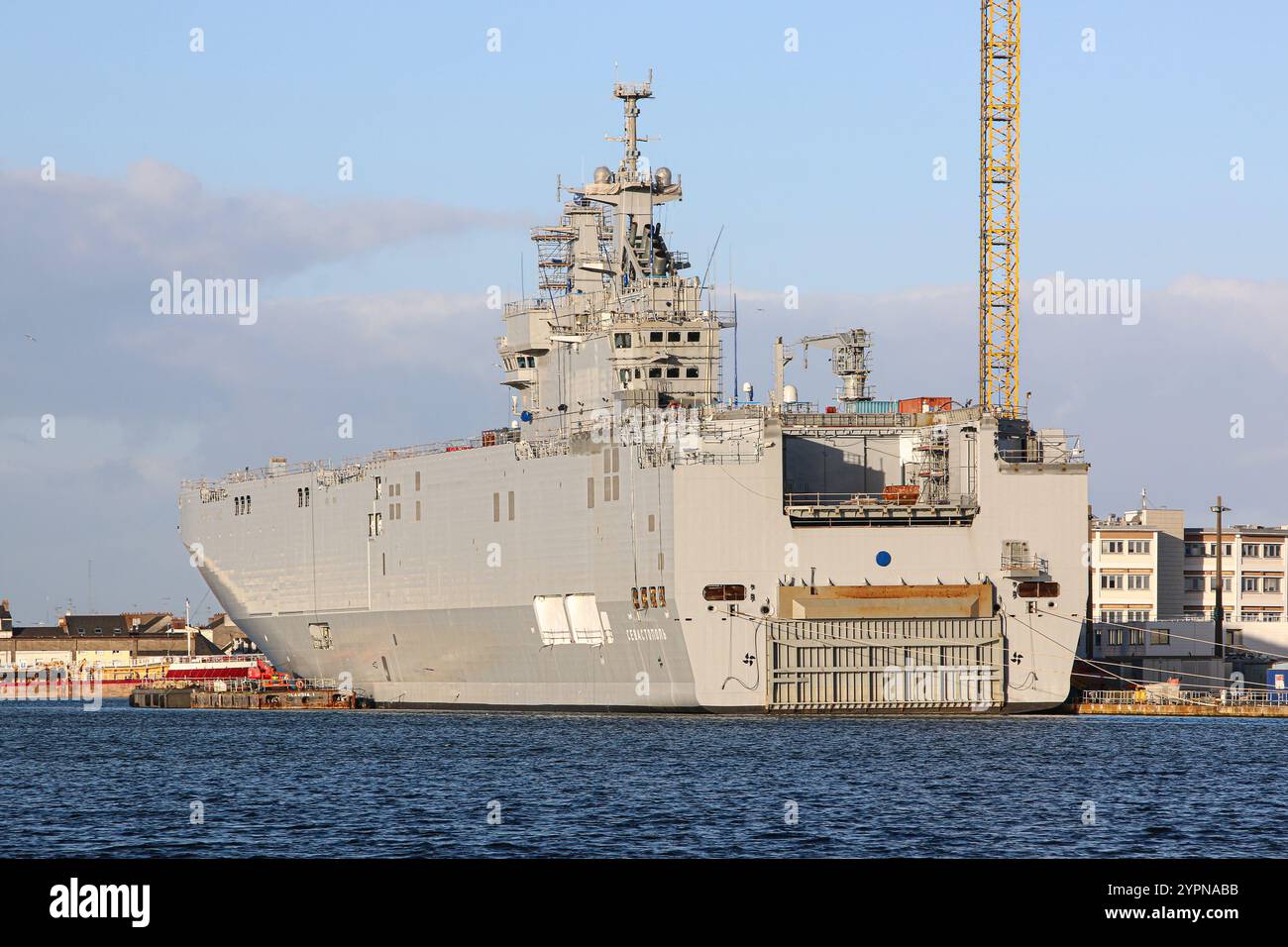 Saint-Nazaire, Frankreich. November 30.2024: Während der Krieg in der Ukraine eskaliert, bevor potenzielle Verhandlungen und ein Wettlauf um neue militärische Technologien stattfinden, schauen Sie zurück auf ein vergessenes Ereignis. Vor zehn Jahren, in den letzten Novembertagen 2014, weigerte sich der französische Präsident Francois Hollande, den Vertrag über die Lieferung von zwei Hubschrauberträgern (Klasse BPC Mistral) nach Russland im Gefolge der Invasion auf der Krim einzuhalten. Gleichzeitig wurde sensibles IT-Equipment von einem der beiden im Bau befindlichen Schiffe gestohlen: Den amphibischen Kriegsschiffen LHD Wladiwostok und Sebastopol (Landing Helicopter Dock). Quelle: KEVIN IZORCE/Ala Stockfoto