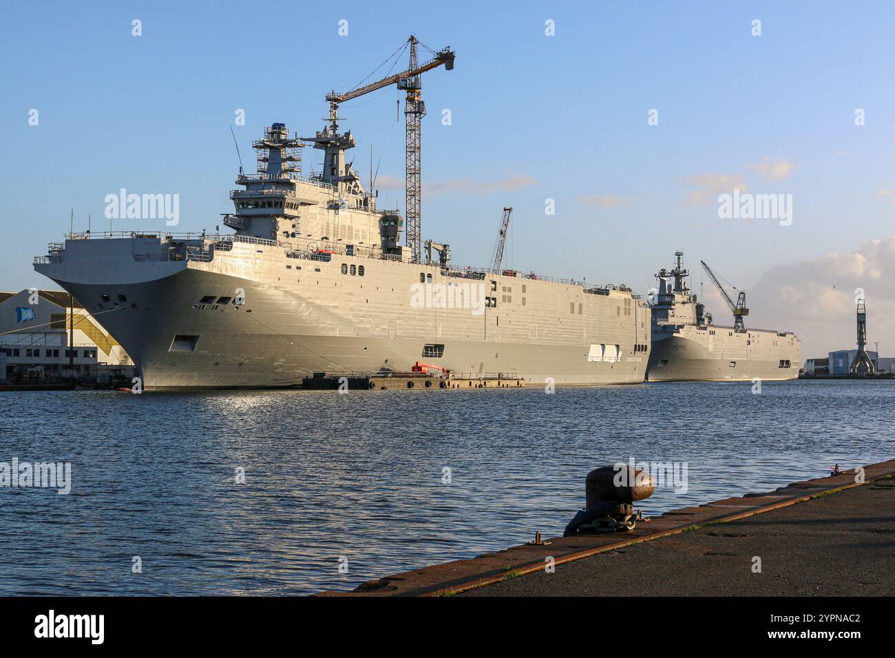 Saint-Nazaire, Frankreich. November 30.2024: Während der Krieg in der Ukraine eskaliert, bevor potenzielle Verhandlungen und ein Wettlauf um neue militärische Technologien stattfinden, schauen Sie zurück auf ein vergessenes Ereignis. Vor zehn Jahren, in den letzten Novembertagen 2014, weigerte sich der französische Präsident Francois Hollande, den Vertrag über die Lieferung von zwei Hubschrauberträgern (Klasse BPC Mistral) nach Russland im Gefolge der Invasion auf der Krim einzuhalten. Gleichzeitig wurde sensibles IT-Equipment von einem der beiden im Bau befindlichen Schiffe gestohlen: Den amphibischen Kriegsschiffen LHD Wladiwostok und Sebastopol (Landing Helicopter Dock). Quelle: KEVIN IZORCE/Ala Stockfoto