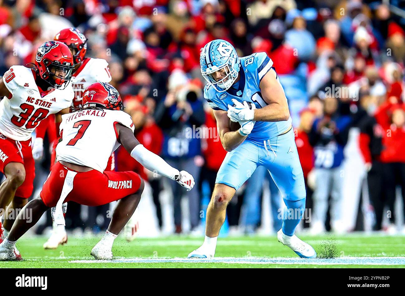 30. November 2024: NC State Senior Bishop Fitzgerald (7) trifft auf North Carolina Senior John Copenhaver (81). NCAA-Fußballspiel zwischen der North Carolina State University und der University of North Carolina im Kenan Memorial Stadium, Chapel Hill, North Carolina. David Beach/CSM Stockfoto