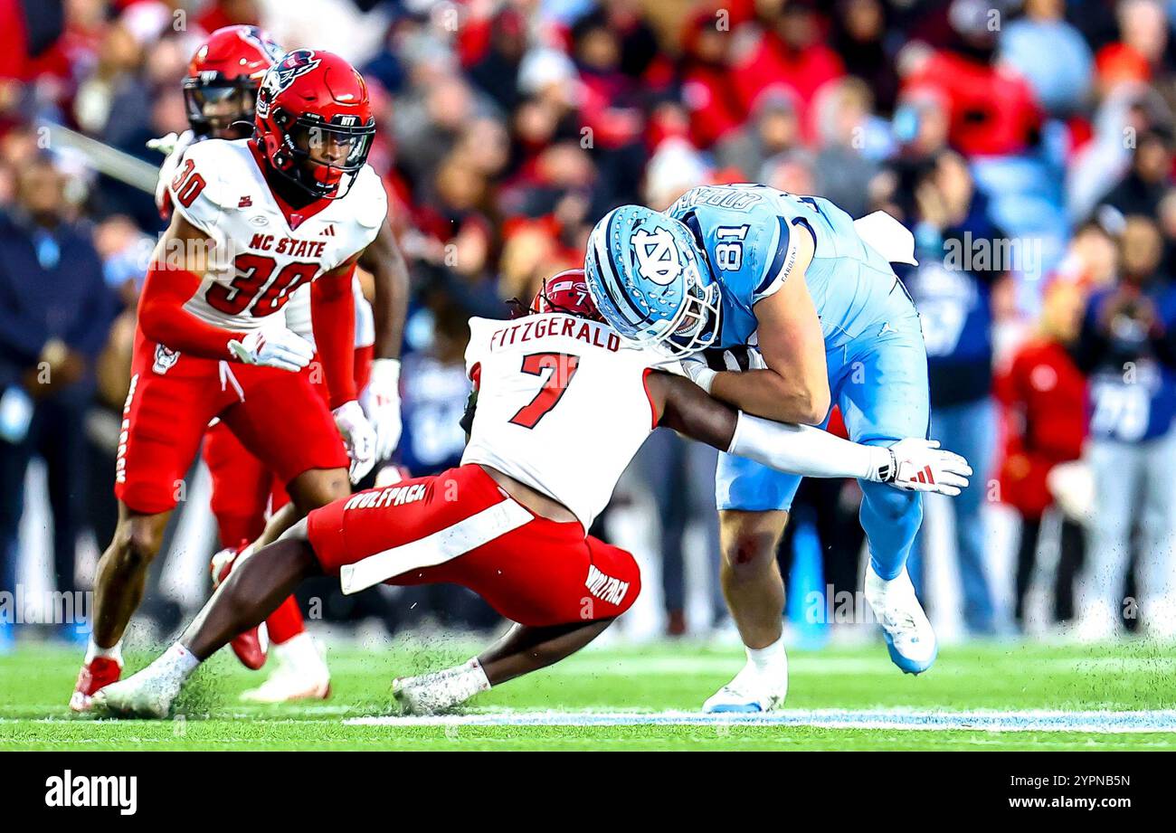 30. November 2024: NC State Senior Bishop Fitzgerald (7) trifft auf North Carolina Senior John Copenhaver (81). NCAA-Fußballspiel zwischen der North Carolina State University und der University of North Carolina im Kenan Memorial Stadium, Chapel Hill, North Carolina. David Beach/CSM Stockfoto