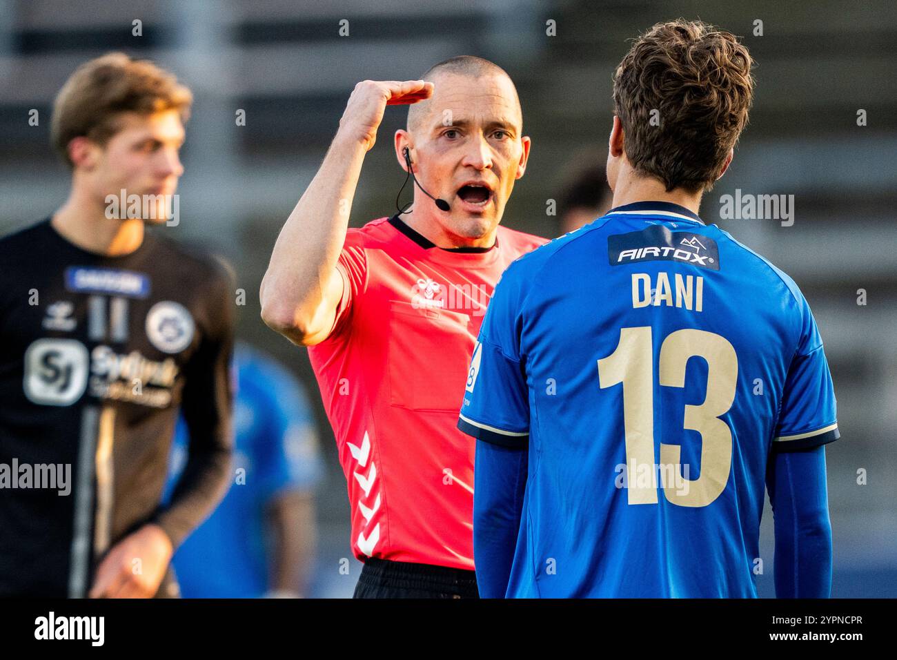 Lyngby, Dänemark. Dezember 2024. Lyngby’s Casper Dani Winther und Match-Schiedsrichter Mads-Kristoffer Kristoffersen während des 3F Superliga-Spiels zwischen Lyngby Boldklub und Soenderjyske im Lyngby Stadium am Sonntag, den 1. Dezember 2024. (Foto: Ida Marie Odgaard/Ritzau Scanpix) Credit: Ritzau/Alamy Live News Stockfoto