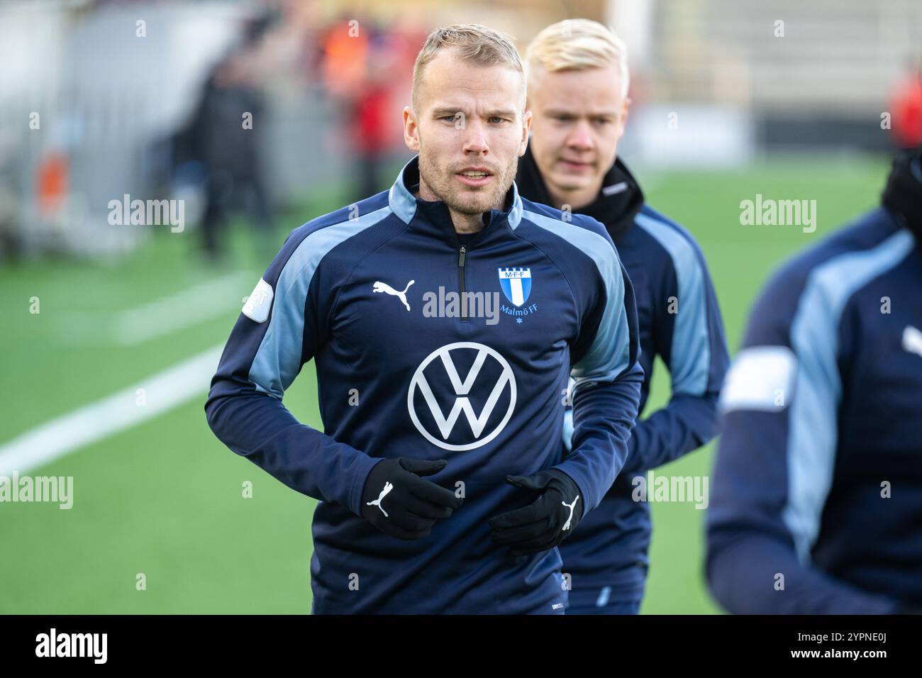 Malmoe, Schweden. Dezember 2024. Oscar Lewicki von Malmoe FF bereitet sich vor dem Svenska Cupen Spiel zwischen Torslanda IK und Malmoe FF auf Malmoe Idrottsplats in Malmoe auf. Quelle: Gonzales Photo/Alamy Live News Stockfoto