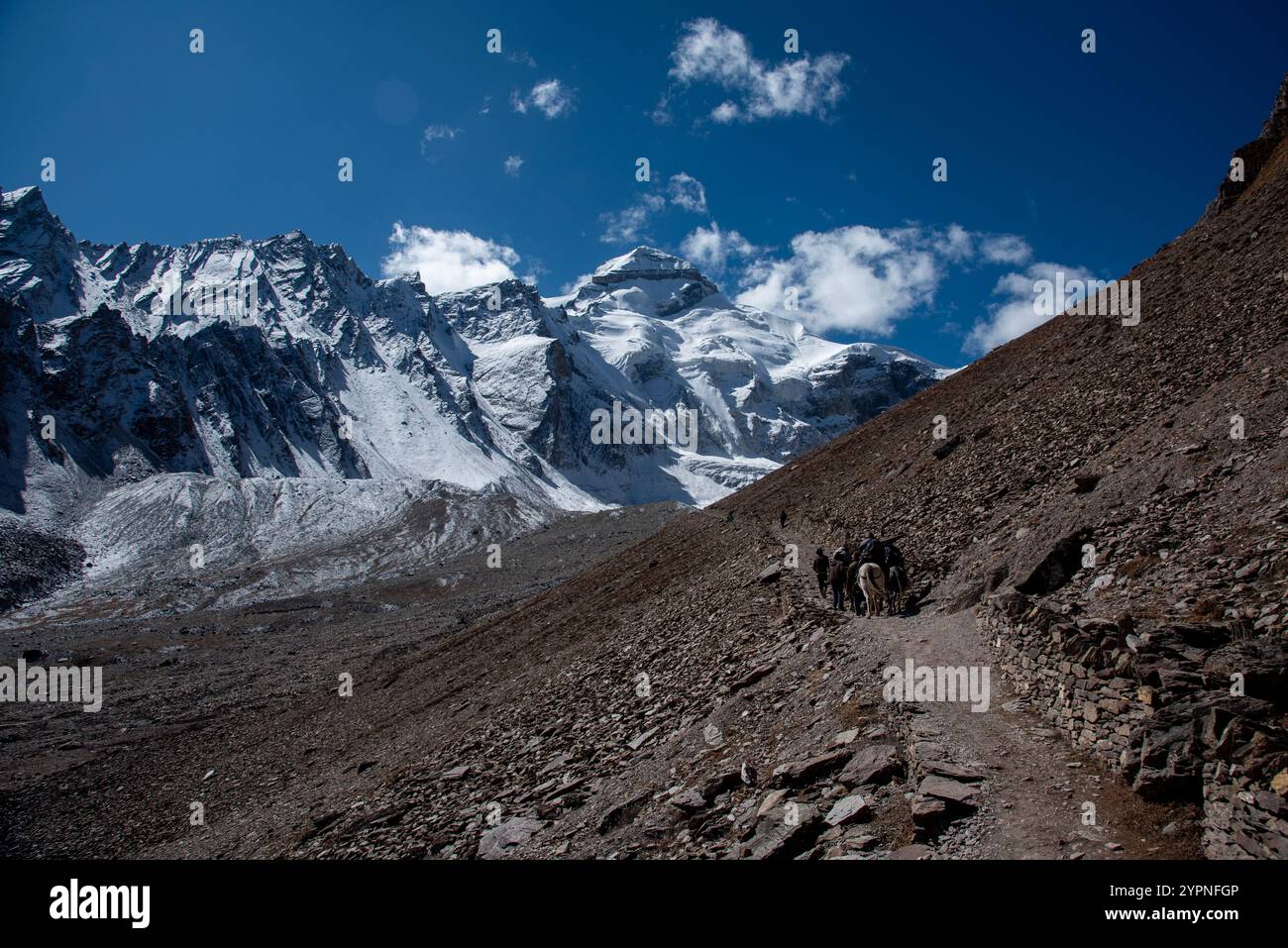 Pilger, die in Richtung Gauri Kund am Fuße des Adi Kailash fahren, dem zweitwichtigsten Gipfel der Panch Kailash Gruppe Stockfoto