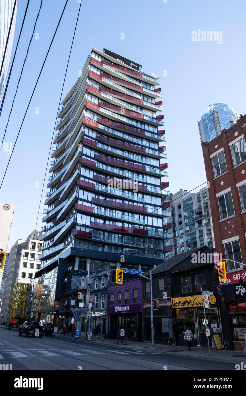 Blick nach Osten auf die Queen Street West von der St. Patrick Street in der Innenstadt von Toronto, Ontario, Kanada Stockfoto Blick nach Osten auf die Queen Street West von der St. Patrick Street in der Innenstadt von Toronto, Ontario, Kanada Stockfoto