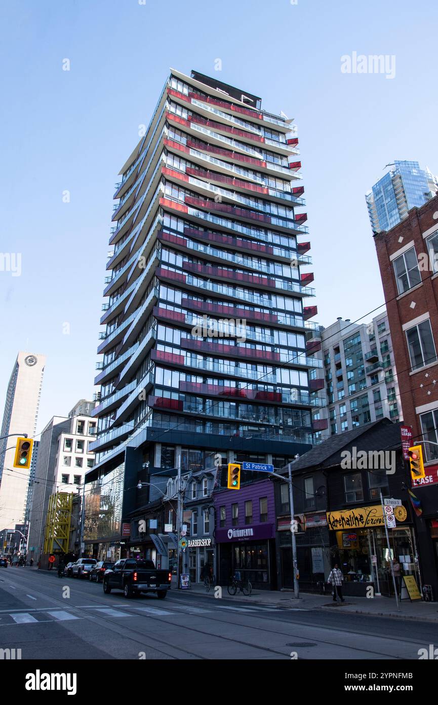 Blick nach Osten auf die Queen Street West von der St. Patrick Street in der Innenstadt von Toronto, Ontario, Kanada Stockfoto Blick nach Osten auf die Queen Street West von der St. Patrick Street in der Innenstadt von Toronto, Ontario, Kanada Stockfoto