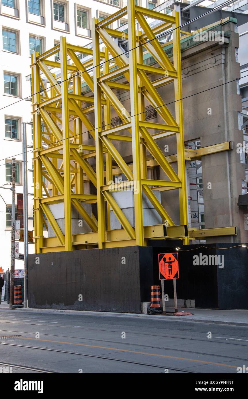 Gelbes Hochleistungsgerüst an der Queen Street West in der Innenstadt von Toronto, Ontario, Kanada Stockfoto