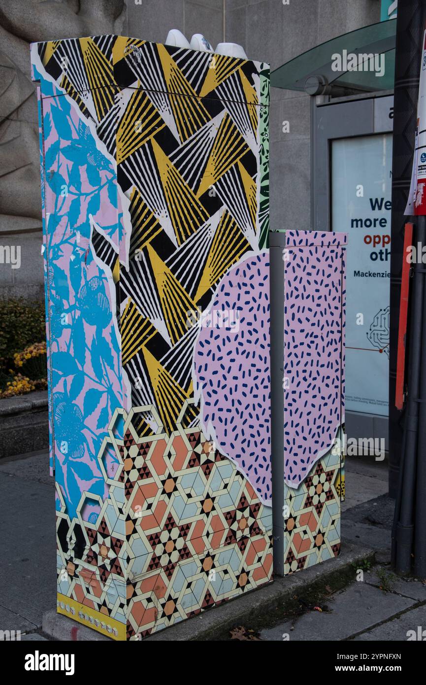 Geometrisches abstraktes Wandbild an einer elektrischen Verkehrskontrollbox an der Queen Street West in der Innenstadt von Toronto, Ontario, Kanada Stockfoto
