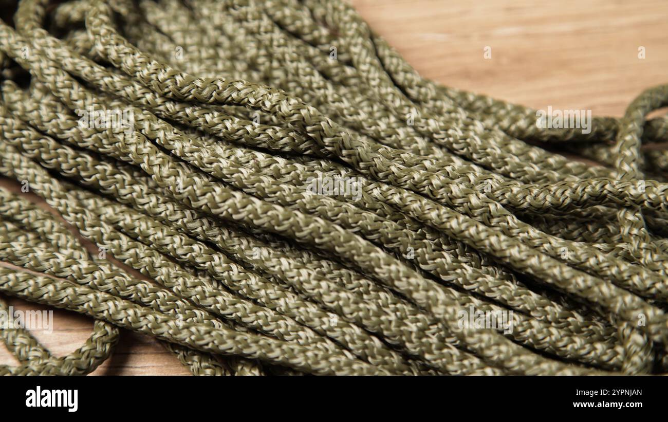 Nylonschnüre Im Hintergrund. Seil, Polypropylen-Kabel. Grüne Farben in Olivkaki. Für Militärarmee, Sportveranstaltungen und Outdoor-Aktivitäten. Stockfoto