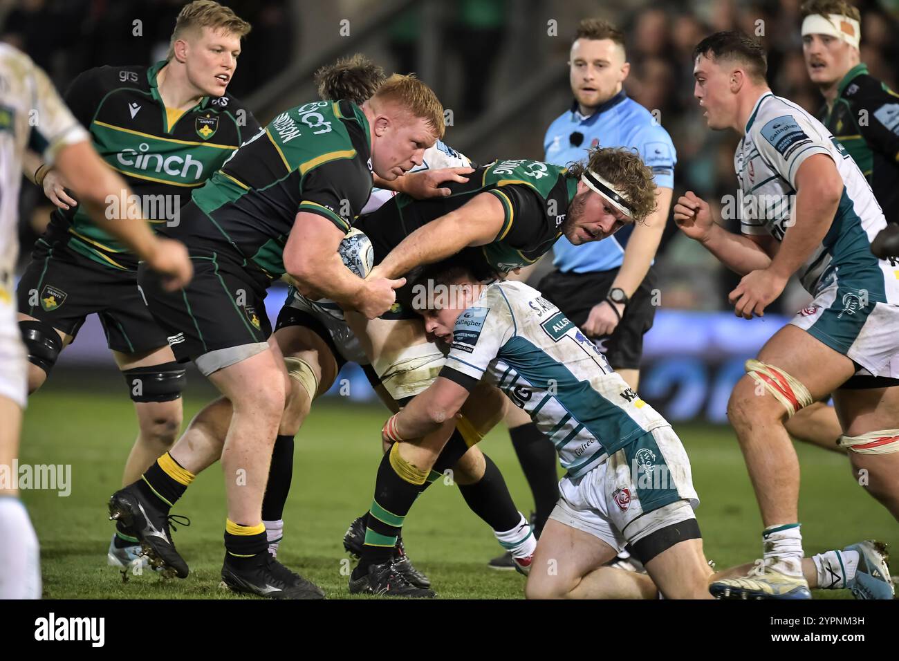 Trevor Davison und Angus Scott-Young aus Northampton spielten beim Gallagher Premiership Rugby-Spiel zwischen Northampton Saints und Gloucester Rugby im Cinch Stadium am 30. November 2024 in London. Stockfoto