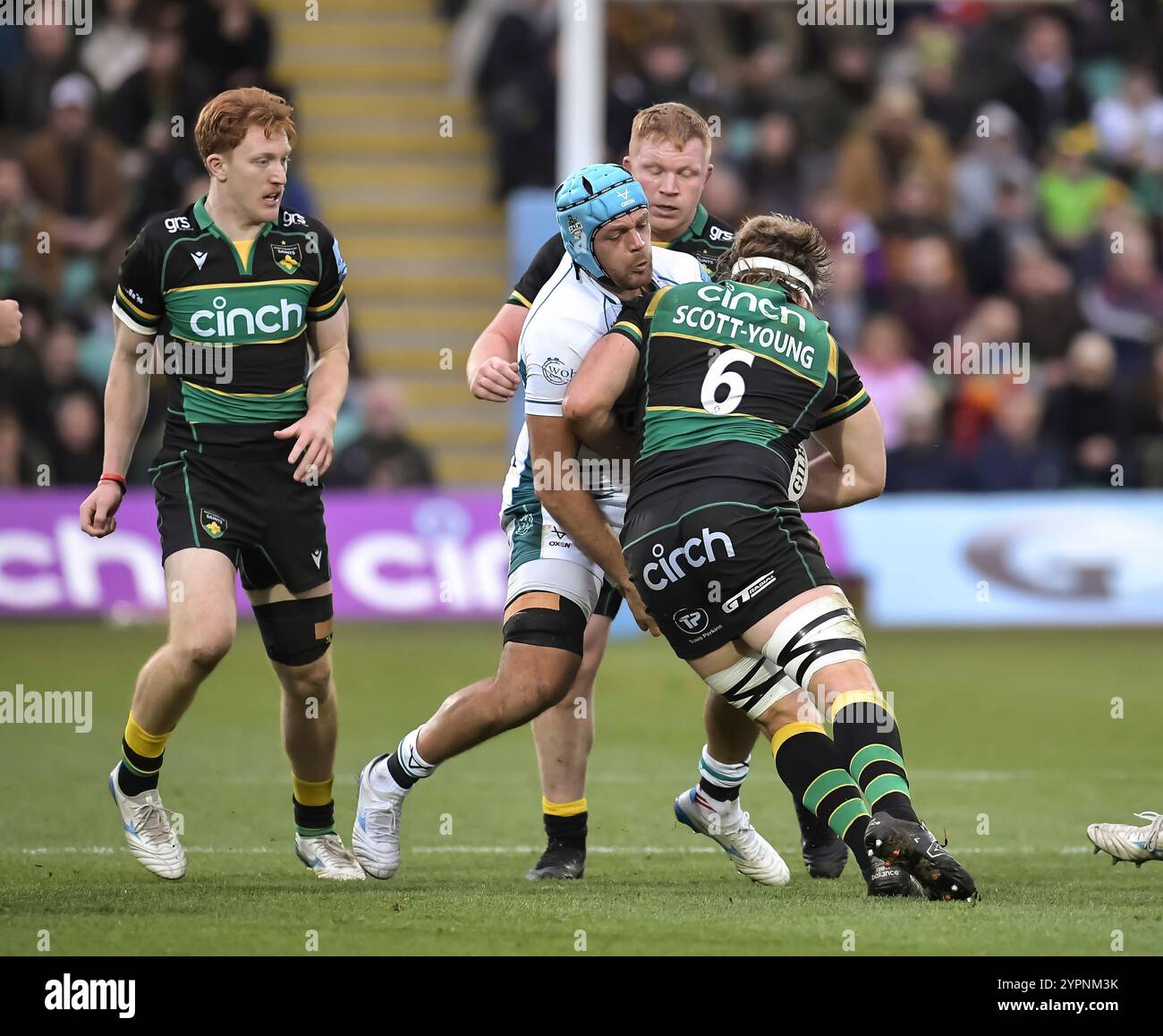 Zach Mercer aus Gloucester und Angus Scott-Young aus Northampton im Rahmen des Gallagher Premiership Rugby-Spiels zwischen Northampton Saints und Gloucester Rugby im Cinch Stadium am 30. November 2024 in London. Stockfoto