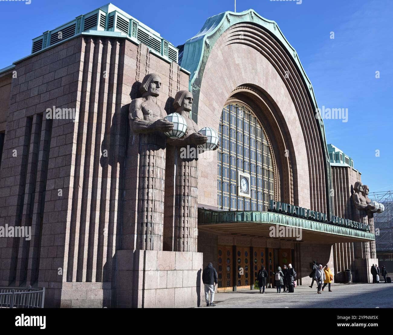 Steinmänner an der Fassade des Helsinki Central Station Stockfoto