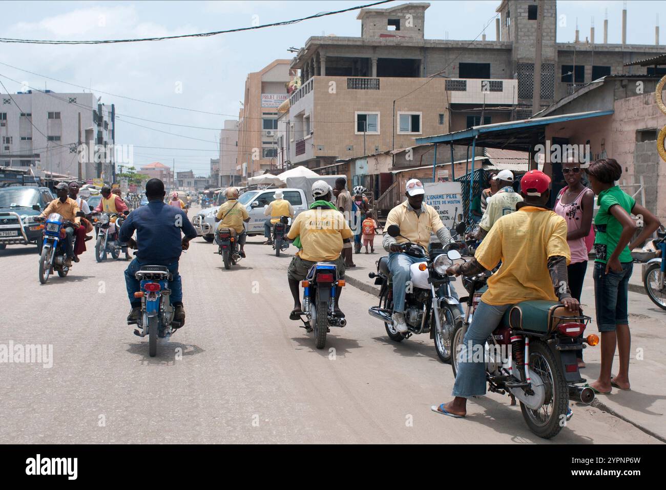 Le zem EST le meilleur moyen de deplacement dans les villes du Benin. CES mobylettes vous conduisent partout a Bas prix. Mais elles causent aussi une Stockfoto