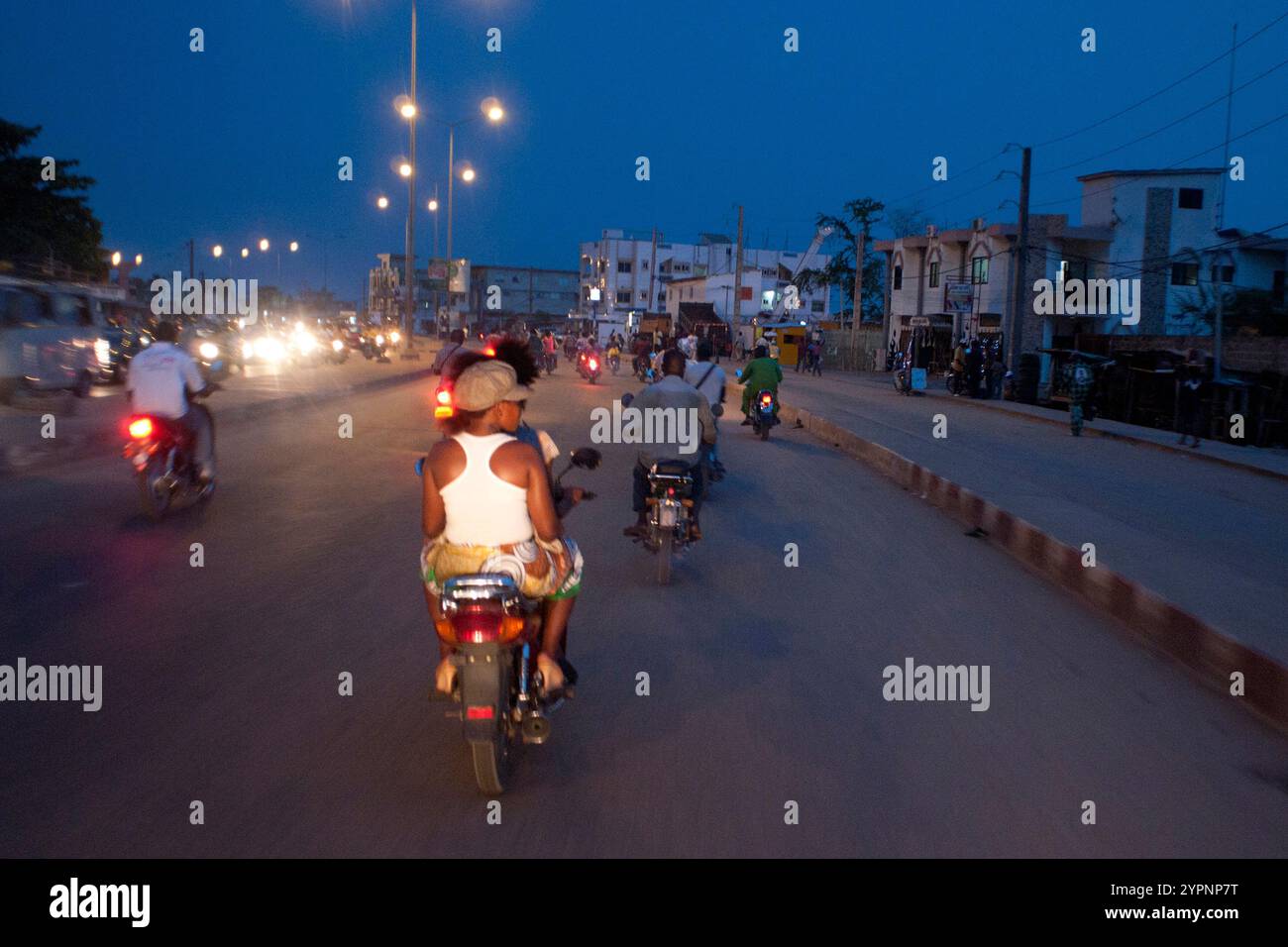 Le zem EST le meilleur moyen de deplacement dans les villes du Benin. CES mobylettes vous conduisent partout a Bas prix. Mais elles causent aussi une Stockfoto