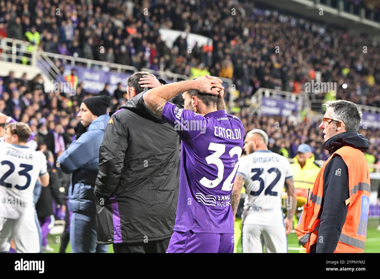 Artemio Franchi Stadium, Florenz, Italien. Dezember 2024. Italienische Serie A Fußball; Fiorentina gegen Inter Mailand; die Spieler zeigen ihre Besorgnis über den Zustand von Edoardo Bove von AC Fiorentina, der auf dem Feld zusammenbrach Credit: Action Plus Sports/Alamy Live News Stockfoto