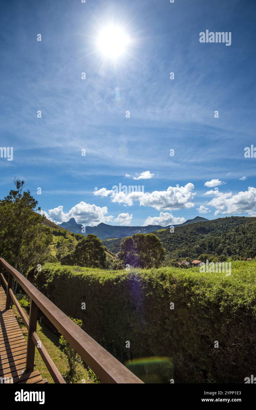 Malerische, sonnendurchflutete Landschaft von Itaipava - Rio de Janeiro, Brasilien Stockfoto