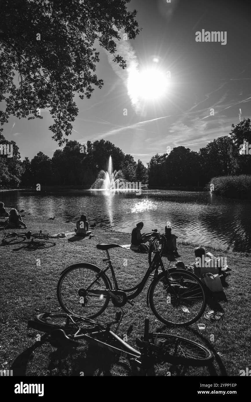 Vondelpark Brunnen und entspannende Radfahrer in Schwarz und weiß - Amsterdam, Niederlande Stockfoto