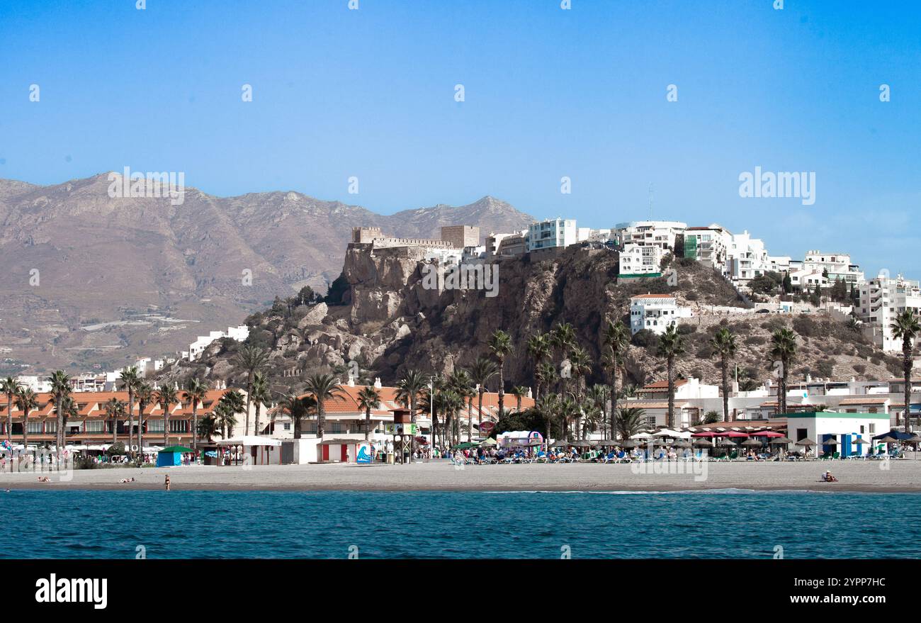 Spanisches Dorf Salobrena, Costa Tropical auf Felsen mit Strand unten Stockfoto