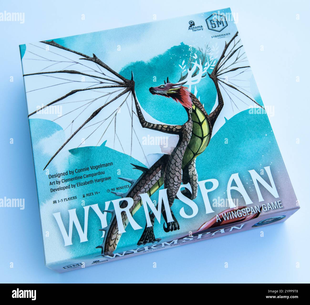 Box mit dem Wyrmspan-Brettspiel, bei dem ein Zufluchtsort für Drachen gebaut wird Stockfoto