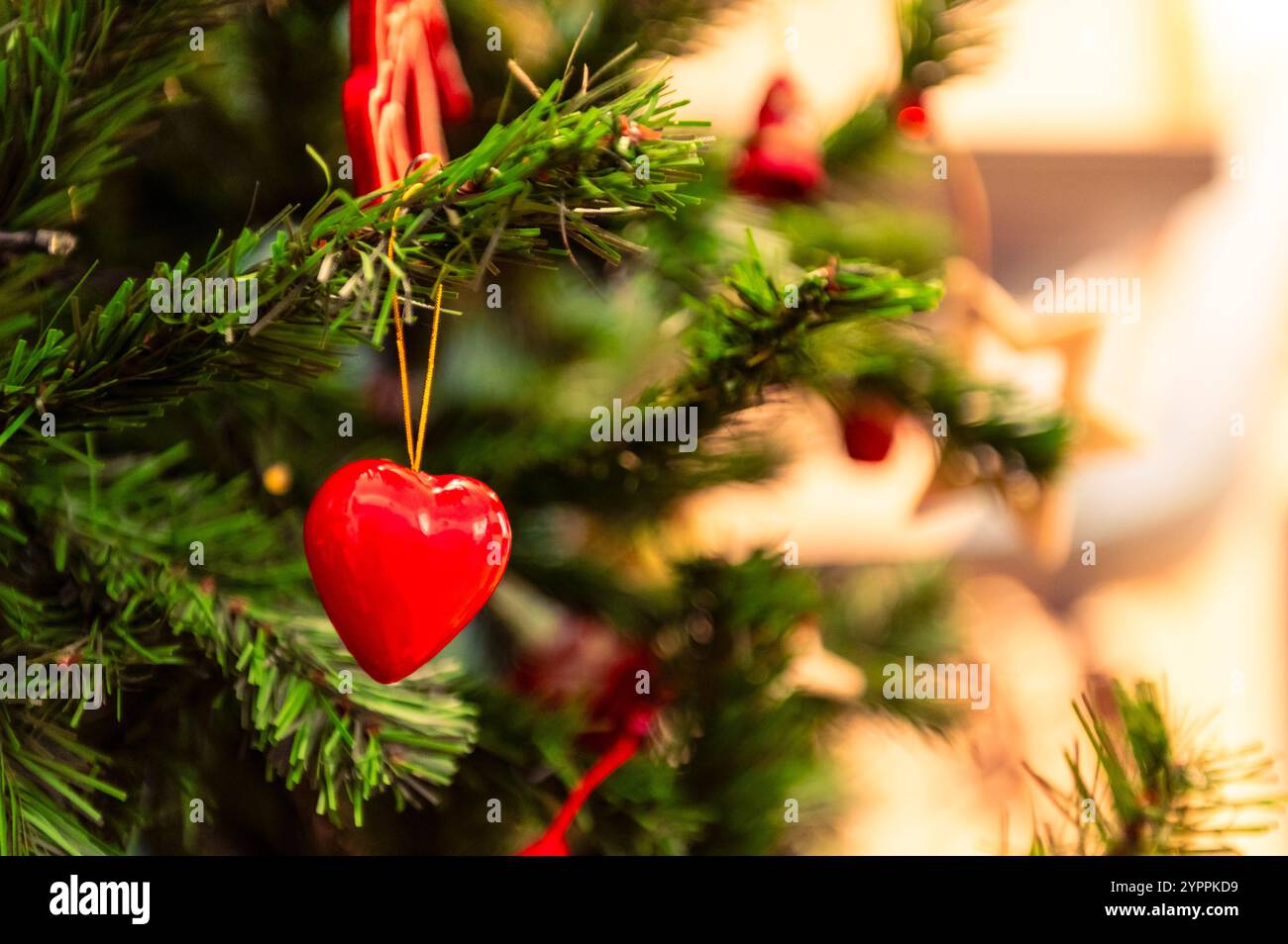 Rote Herzdekoration auf einem Weihnachtsbaum, Detail Stockfoto
